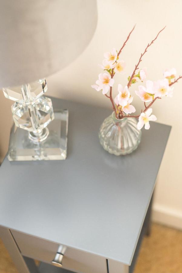 Elegant 2 Bedroom City Centre Apartment - Free Parking - Private Balcony Edimburgo Exterior foto