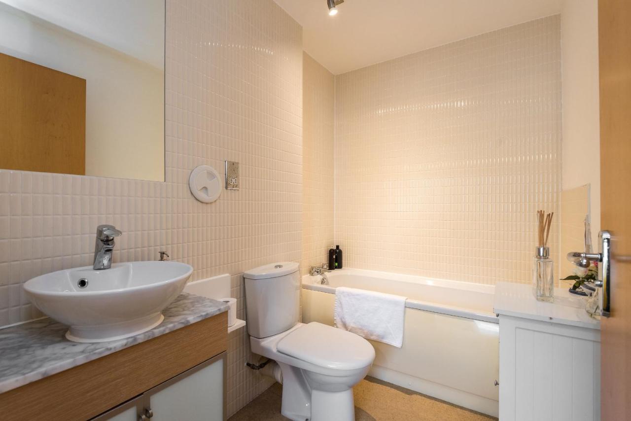 Elegant 2 Bedroom City Centre Apartment - Free Parking - Private Balcony Edimburgo Exterior foto